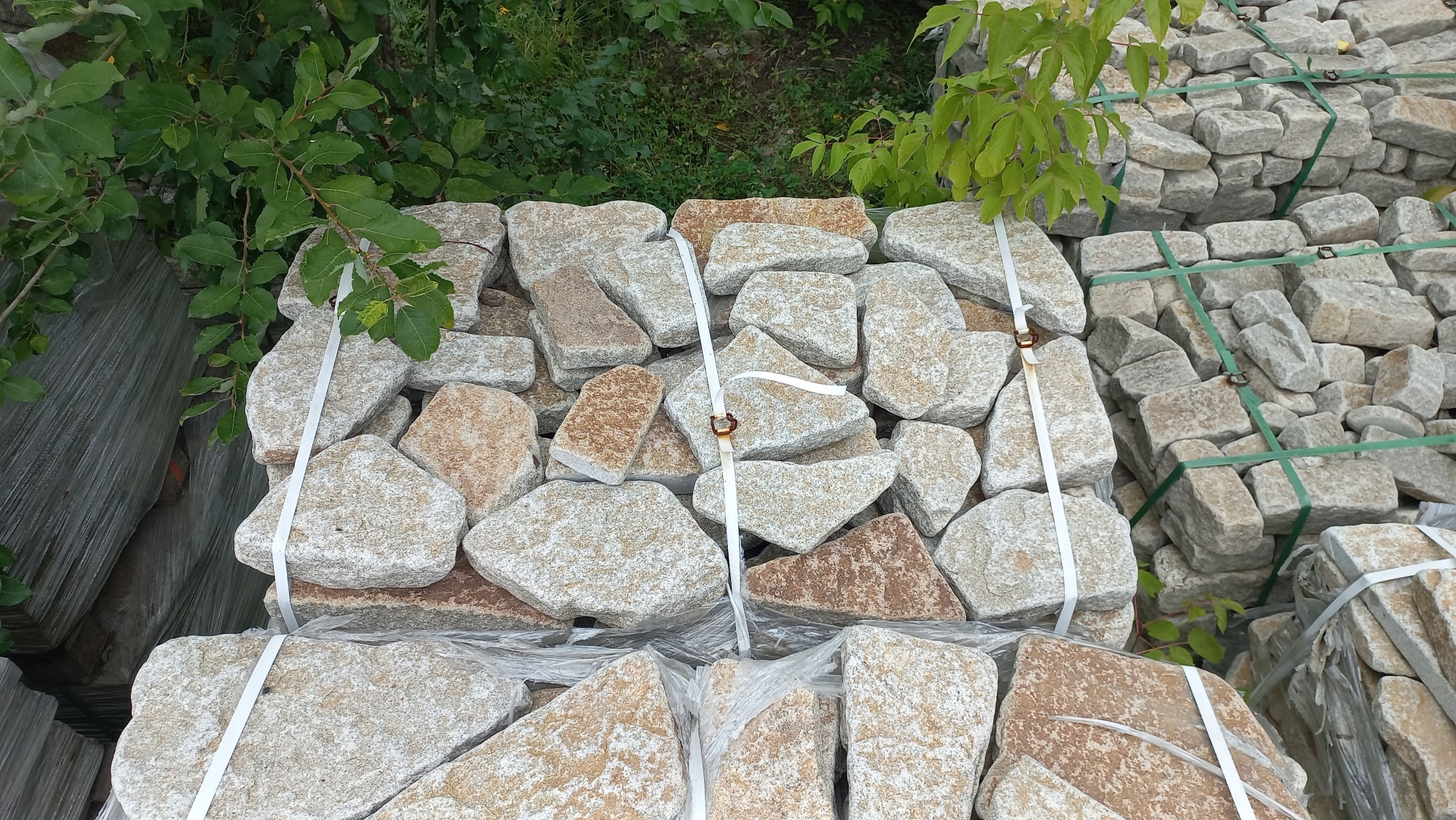 Плитняк галтованный гранитный для ландшафтного дизайна купить в Реже