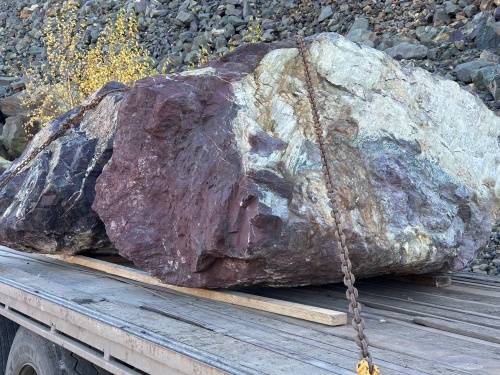 Огромные красно-фиолетовые валуны для ландшафтного дизайна весом более 5 тонн купить в Реже