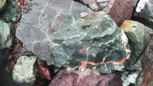 Гигантские зелёные валуны для ландшафтного дизайна весом более 5 тонн купить в Реже