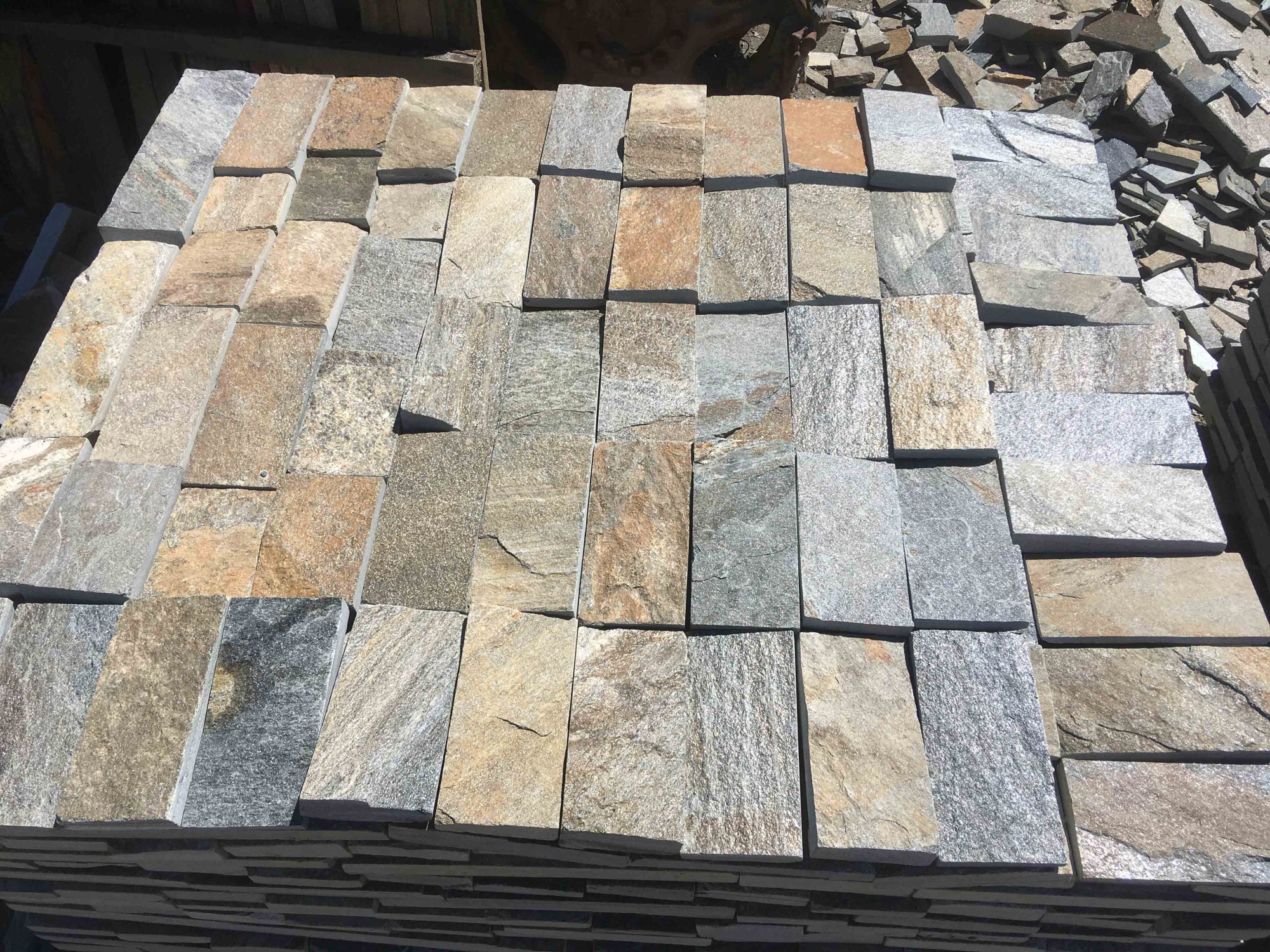 Плитка пилёная златолит Уральский для цоколя, отмостки купить в Реже