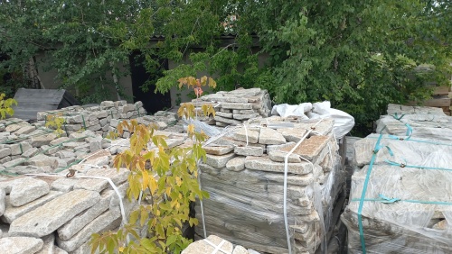 Плитняк галтованный гранитный для ландшафтного дизайна купить в Реже