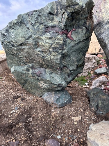 Гигантские зелёные валуны для ландшафтного дизайна весом более 5 тонн купить в Реже