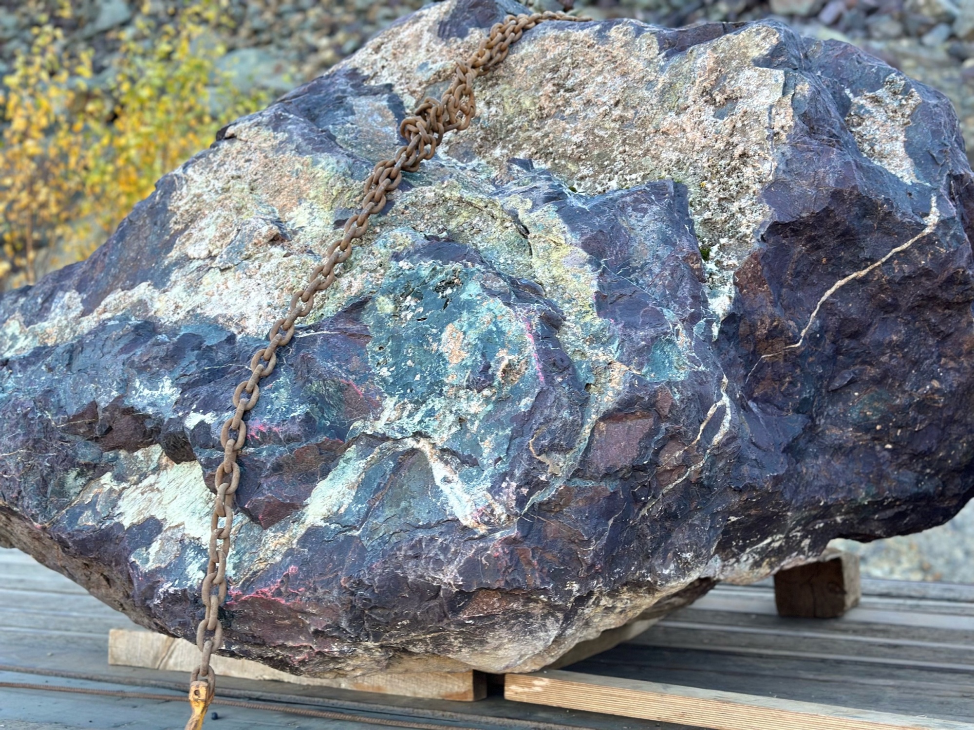 Огромные красно-фиолетовые валуны для ландшафтного дизайна весом более 5 тонн купить в Реже