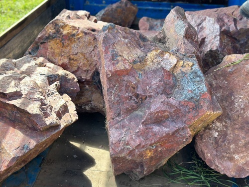 Ландшафтные глыбы красно-фиолетовые 200-1000 килограмм купить в Реже