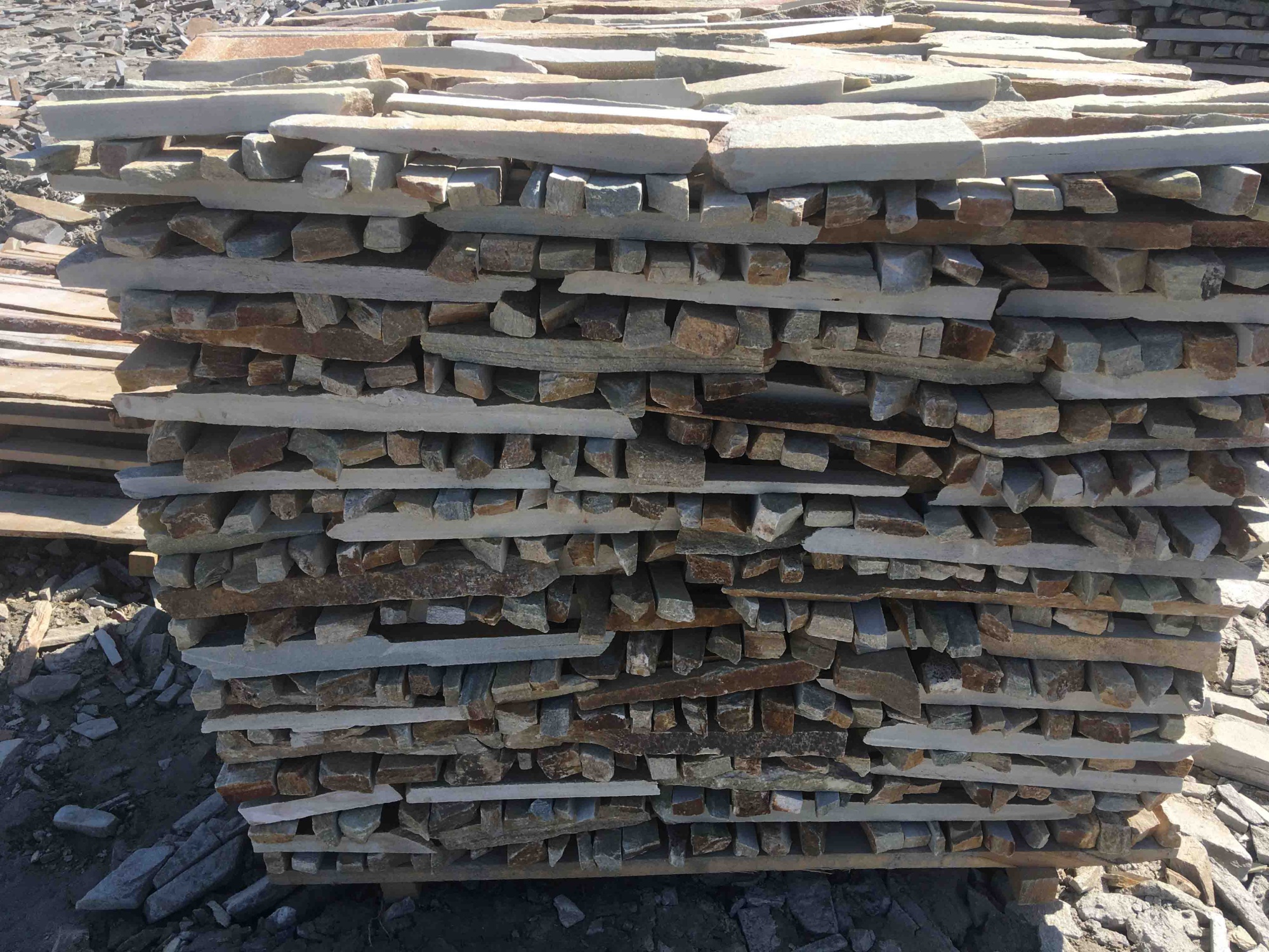 Горбушка златолит золотистый для облицовки купить в Реже