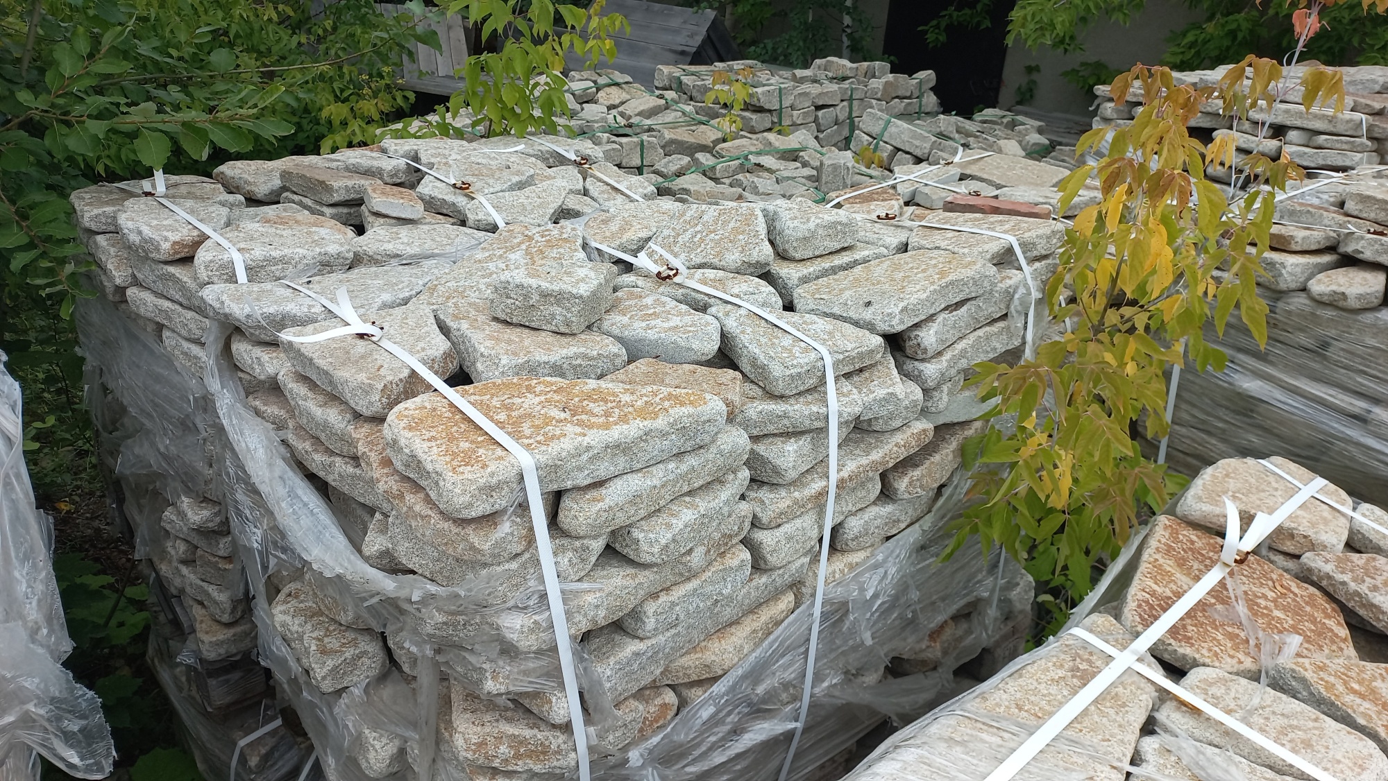 Плитняк галтованный гранитный для ландшафтного дизайна купить в Реже