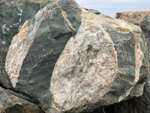 Гигантские зелёные валуны для ландшафтного дизайна весом более 5 тонн купить в Реже