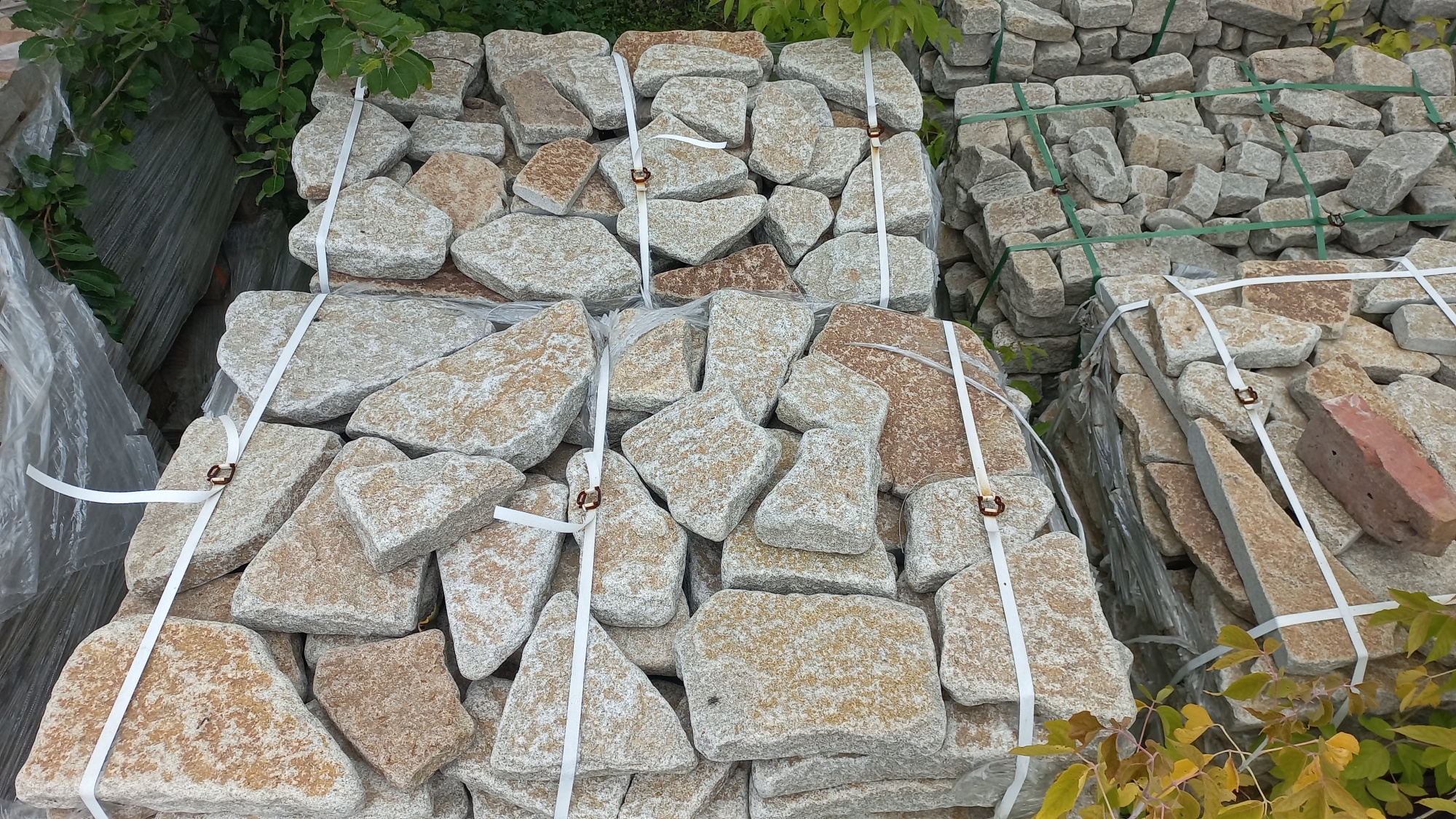 Гранитный плитняк галтованный для мощения купить в Реже