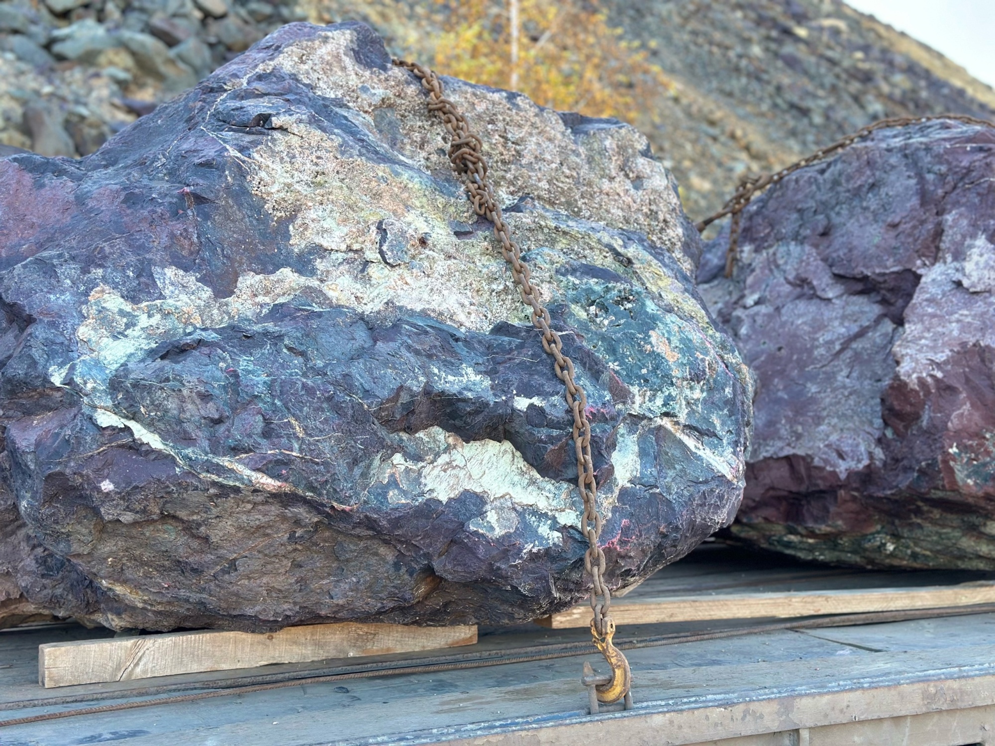 Огромные красно-фиолетовые валуны для ландшафтного дизайна весом более 5 тонн купить в Реже