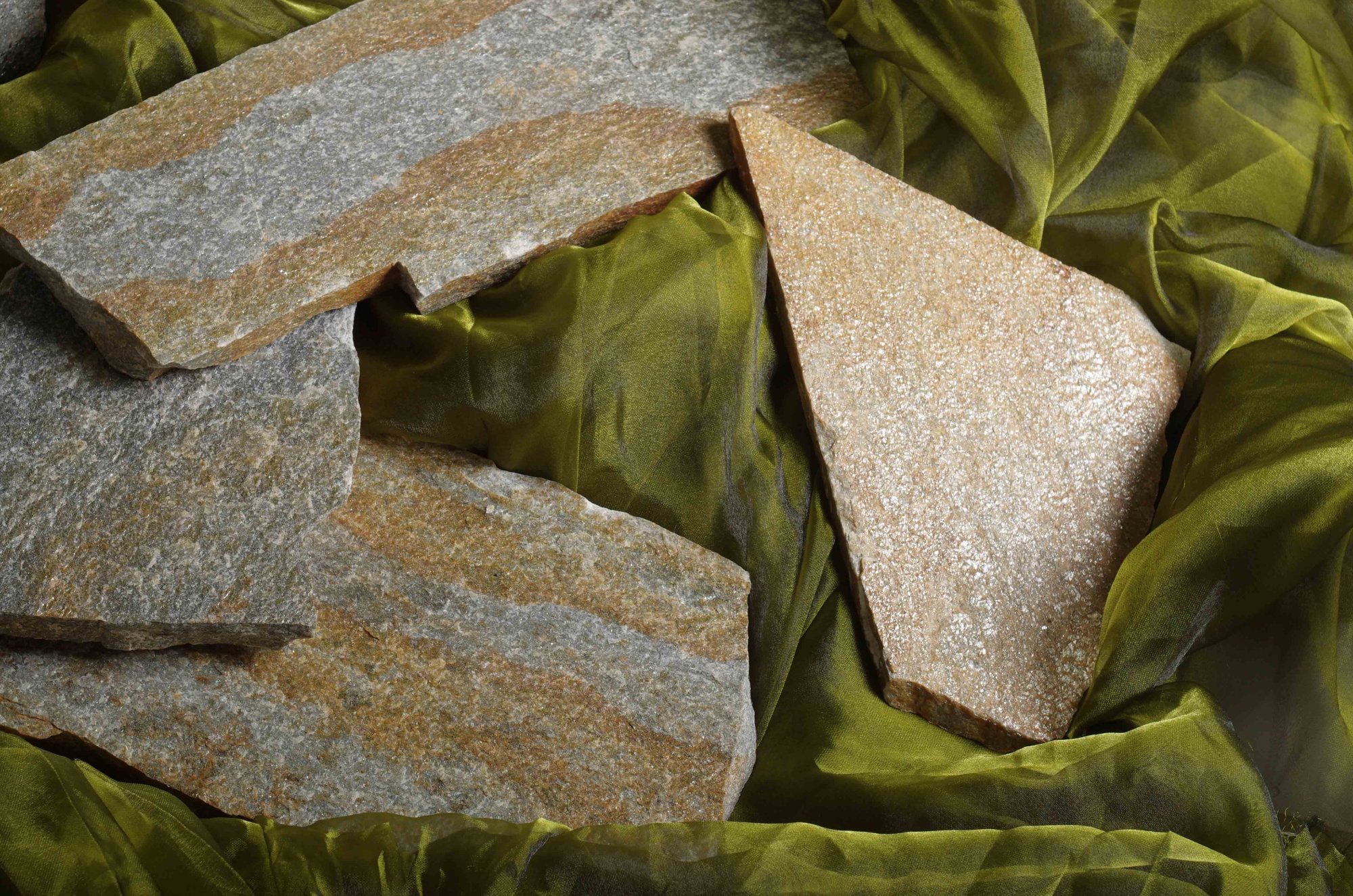 Плитняк златолит Уральский для цоколя, отмостки купить в Реже